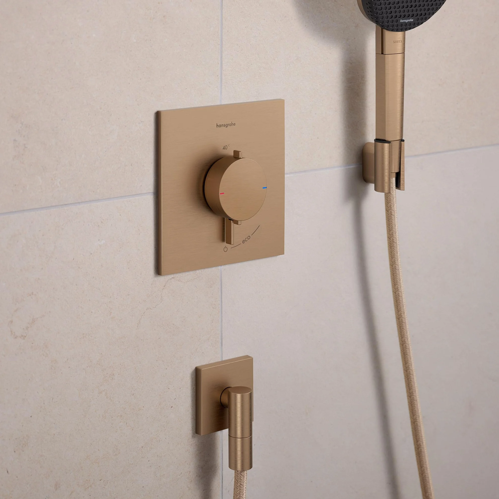 hansgrohe FixFit Fine E - przyłącze węża prysznicowego, uniwersalne przyłącze ścienne z zaworem zwrotnym, łuk przyłączeniowy do ściany, szczotkowany brąz, 28883140